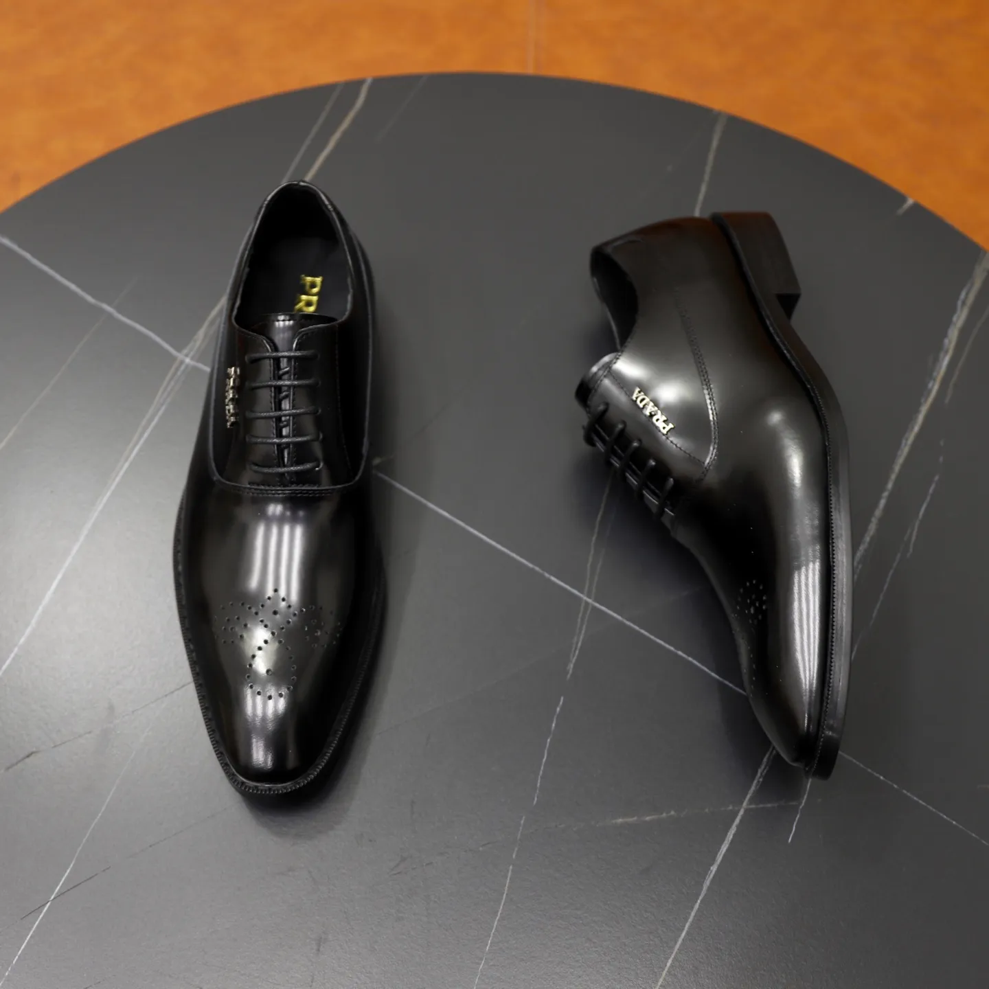 Ex-factory price: 540💰🙅‍♂️🙅‍♂️🙅‍♂️ Brand: PRADA Standard code: Men's code 38-44 (45 can be customized) Grade: Same style as the official website Original order quality Material: Original cowhide surface Comfortable cowhide lining Original outsole Style category: Men's fashionable casual leather shoes Distinguished big-name luxury elements Top luxury Color: actual picture color